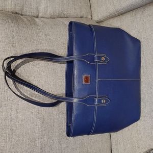 Dooney and Bourke marine blue shoulder bag with pockets